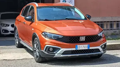 Usata Fiat Tipo Cross 100 CV (73 kW) 2020 Arancione Berlina