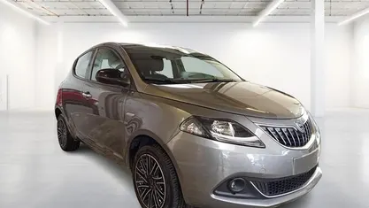 Begagnad Lancia Ypsilon Gold 69 HK (50 kW) 2023 Grå Halvkombi