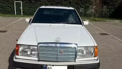 Usata Mercedes E200 122 CV (89 kW) 1989 Bianco Berlina