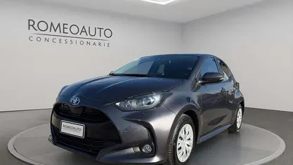 Grigio Usata 2022 Toyota Yaris Hybrid Business Edition Tre volumi | 17.490 € (Super prezzo)