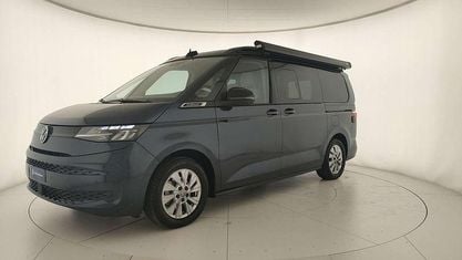 Usata VW California Beach 150 CV (110 kW) 2024 Starlight blue metallizzato deep black p Furgone