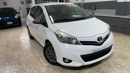 Bianco Usata 2013 Toyota Yaris Lounge Tre volumi | 5499 € (Buon prezzo)