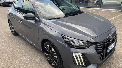 Usata Peugeot 208 Allure 101 CV (74 kW) 2025 Grigio Utilitaria