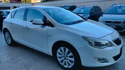 Usata Opel Astra Cosmo 110 CV (80 kW) 2010 Bianco Berlina