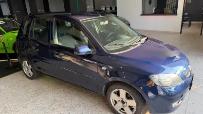 Usata Mazda 2 68 CV (50 kW) 2005 Blu Utilitaria