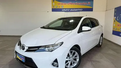 Bianco Usata 2013 Toyota Auris Lounge+ Tre volumi | 5900 € (Buon prezzo)