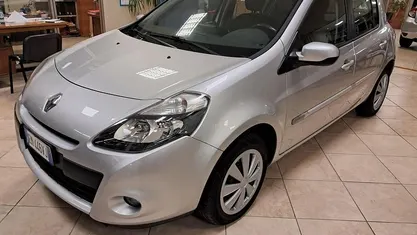 Argento Usata 2012 Renault Clio IV Dynamique Tre volumi | 5300 € (Ottimo prezzo)