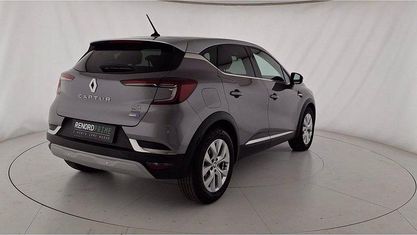Second-hand Renault Captur Intens 143 CP (105 kW) 2022 Argintiu SUV