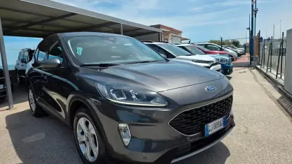 Usado Ford Kuga 120 CV (88 kW) 2022 Gris SUV