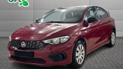 Begagnad Fiat Tipo Pop 120 HK (88 kW) 2017 Röd Sedan