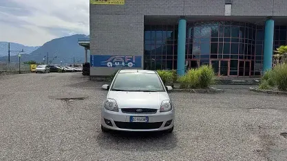Usata Ford Fiesta Titanium 80 CV (58 kW) 2006 Grigio Utilitaria