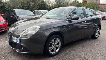 Gray Nuova 2025 Alfa Romeo Giulietta Distinctive Tre volumi | 2999 €
