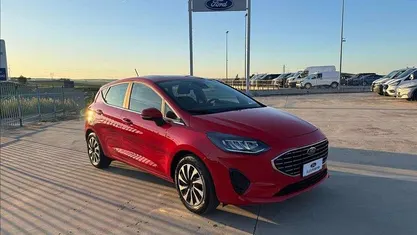Rosso pastello Usata 2022 Ford Fiesta Titanium Due volumi | 15.500 € (Buon prezzo)