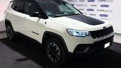 Bianco metallizzato Usata 2023 Jeep Compass Trailhawk SUV | 20.900 € (Buon prezzo)