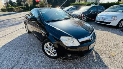 Usata Opel Tigra Sport 90 CV (66 kW) 2006 Nero Cabrio
