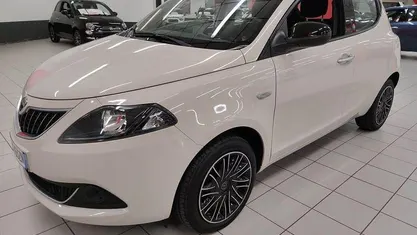Usata Lancia Ypsilon Gold 69 CV (50 kW) 2021 Beige Utilitaria