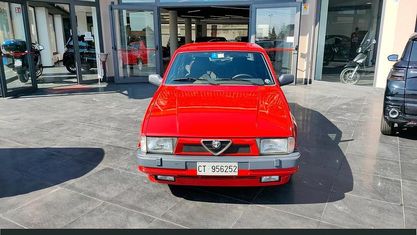 Usata Alfa Romeo 75 155 CV (114 kW) 1991 Rosso Berlina
