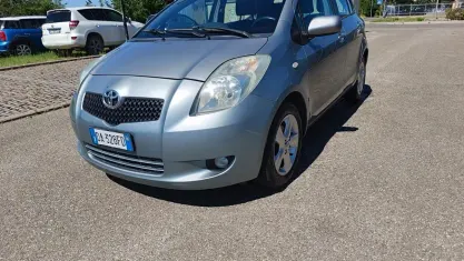 Usata Toyota Yaris Sol 90 CV (66 kW) 2006 Grigio Berlina