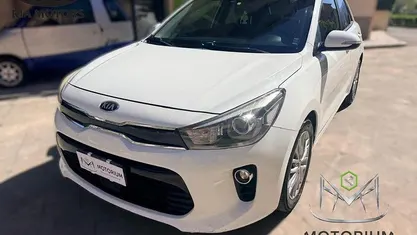 Usata Kia Rio 90 CV (66 kW) 2017 Bianco Berlina