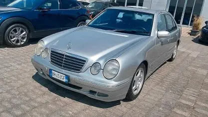 Usata Mercedes E200 Avantgarde 186 CV (136 kW) 2000 Grigio Berlina
