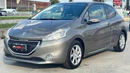Usata 2012 Peugeot 208 Allure Utilitaria | 6500 € (Buon prezzo)
