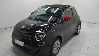 Usata Fiat 500e Red 86 kW (118 CV) 2023 Cabrio