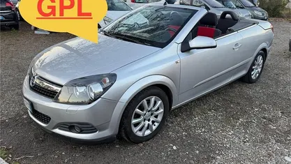 Usata Opel Astra Cabriolet Cosmo 116 CV (85 kW) 2008 Argento Cabrio