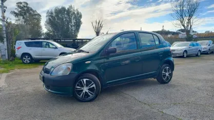 Usata Toyota Yaris 68 CV (50 kW) 2002 Verde Berlina