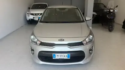 Usata Kia Rio 82 CV (60 kW) 2017 Grigio Berlina