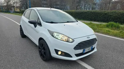 Usata Ford Fiesta Titanium 75 CV (55 kW) 2014 Bianco Utilitaria