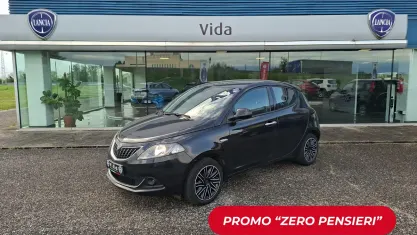Begagnad Lancia Ypsilon Gold 69 HK (50 kW) 2023 Svart Halvkombi