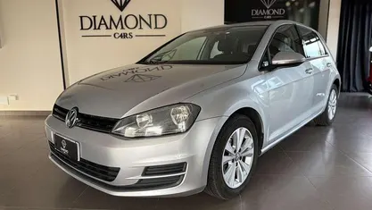 Argento Usata 2014 VW Golf VII Comfortline Tre volumi | 10.000 € (Buon prezzo)