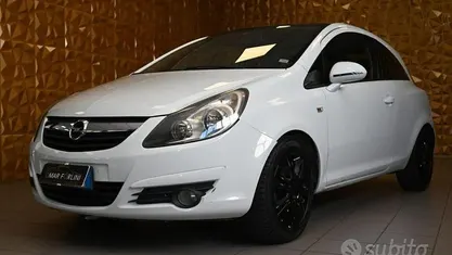 Usata Opel Corsa Cosmo 80 CV (58 kW) 2009 Bianco Utilitaria