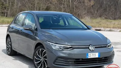 Usata VW Golf VIII Life 131 CV (96 kW) 2021 Grigio Berlina