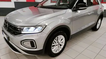 Usata VW T-Roc Life 110 CV (80 kW) 2023 Argento SUV