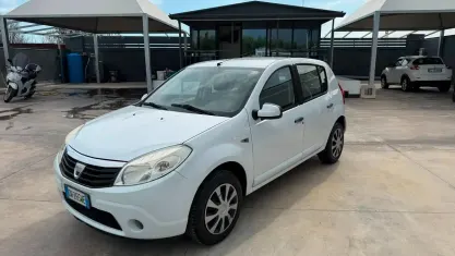 Usata Dacia Sandero Lauréate 72 CV (52 kW) 2009 Bianco Berlina