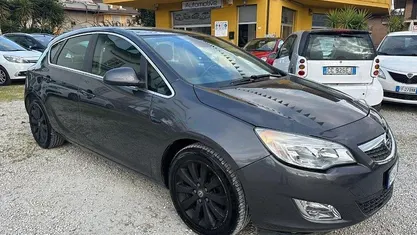 Grigio Usata 2011 Opel Astra Cosmo Tre volumi | 3980 € (Buon prezzo)