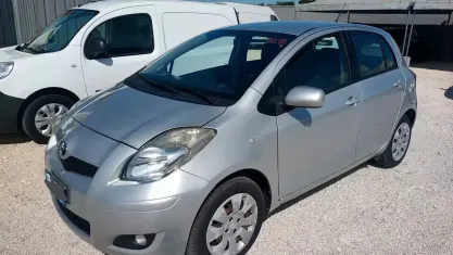 Usata Toyota Yaris Sol 69 CV (50 kW) 2011 Grigio Utilitaria