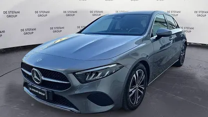 Usata Mercedes A180 Advanced 116 CV (85 kW) 2023 Grigio montagna Utilitaria