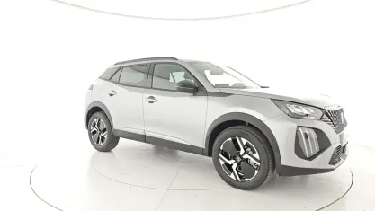 Usado Peugeot 2008 Allure 101 HP (74 kW) 2025 Prateado SUV