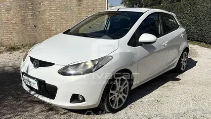 Usata Mazda 2 75 CV (55 kW) 2010 Bianco Utilitaria