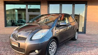 Usata Toyota Yaris Sol 69 CV (50 kW) 2010 Grigio Utilitaria