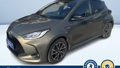 Bronzo metallizzato Usata 2021 Toyota Yaris Hybrid Lounge Tre volumi | 18.800 € (Buon prezzo)