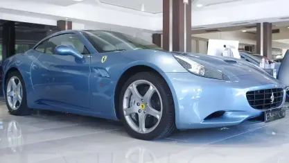 Usata Ferrari California 460 CV (338 kW) 2010 Azzurro california Cabrio