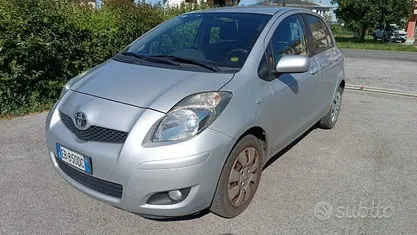 Usata Toyota Yaris Sol 101 CV (74 kW) 2010 Grigio Utilitaria