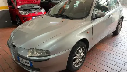 Usata Alfa Romeo 147 Distinctive 120 CV (88 kW) 2002 Argento Utilitaria