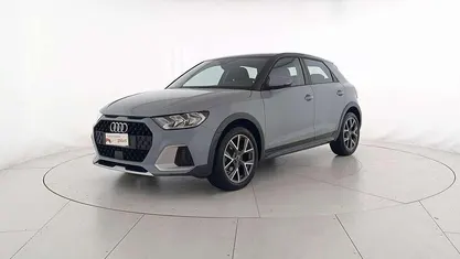 Grigio freccia perla grigio manhattan me Usata 2023 Audi A1 Design Tre volumi | 24.500 € (Buon prezzo)