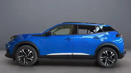Usata Peugeot e-2008 Allure 100 kW (136 CV) 2022 Blu vertigo SUV