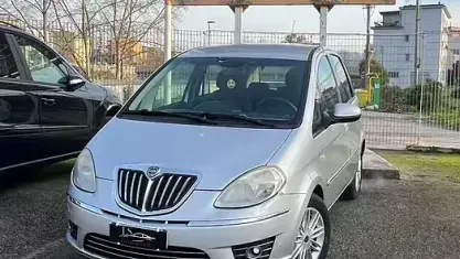 Usata Lancia Musa S 95 CV (69 kW) 2010 Grigio Monovolume
