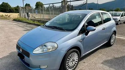 Usata Fiat Grande Punto Dynamic 68 CV (50 kW) 2006 Blu Utilitaria